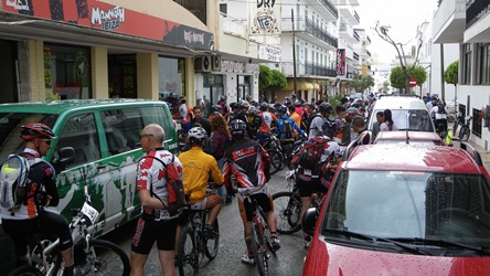 ciclistas BTT congregándose en la puerta de la tienda Mammoth